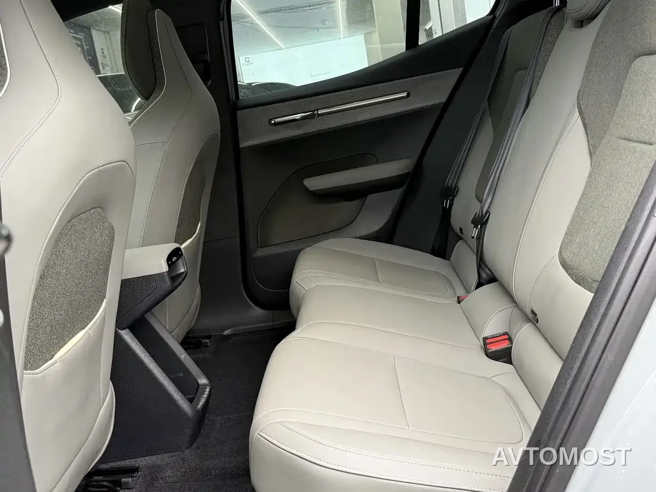 Volvo EX30 2025 RWD Long Range Plus — фото 9