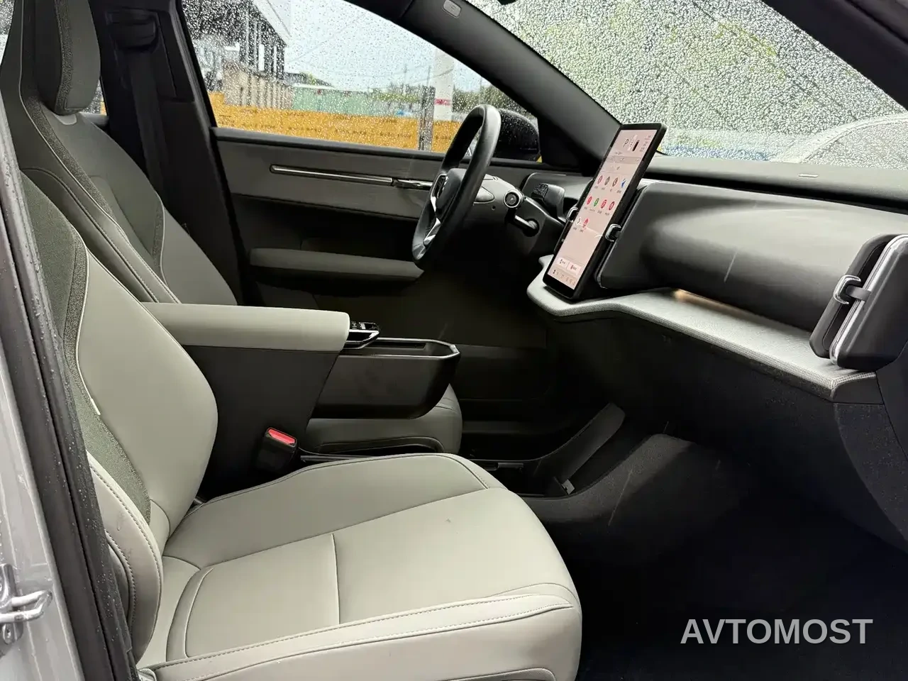 Volvo EX30 2025 RWD Long Range Plus — фото 11