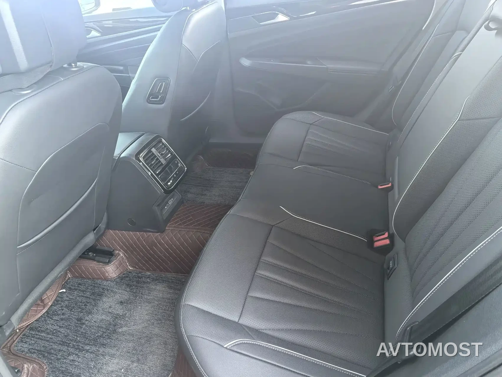 Volkswagen Passat 2024 380TSI Starlight Dragon Soaring Edition — фото 5