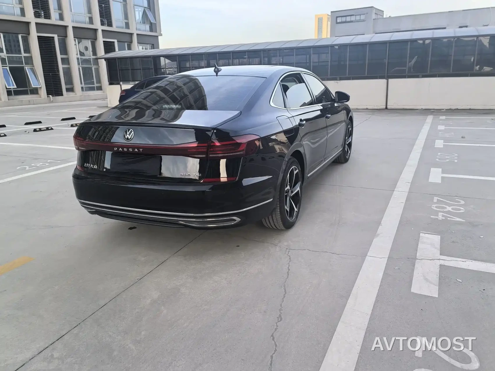 Volkswagen Passat 2024 380TSI Starlight Dragon Soaring Edition — фото 11