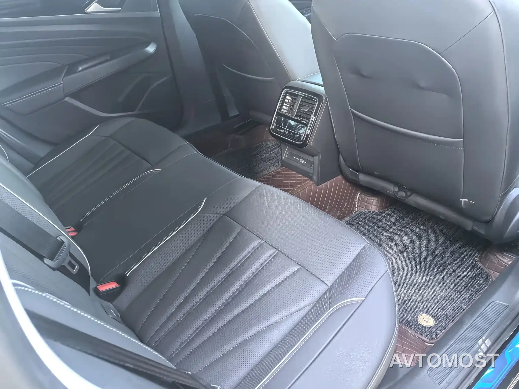 Volkswagen Passat 2024 380TSI Starlight Dragon Soaring Edition — фото 15