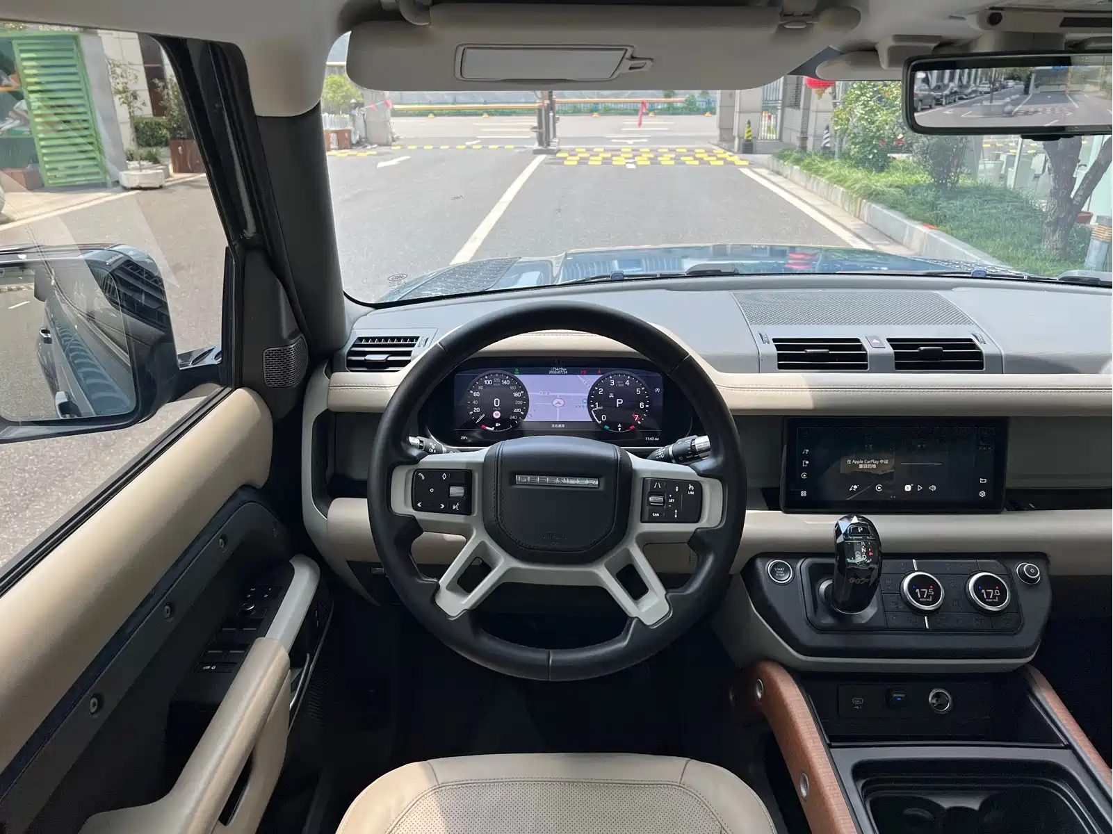 Land Rover Defender 2021 110 P400 Dark Special Edition — фото 9