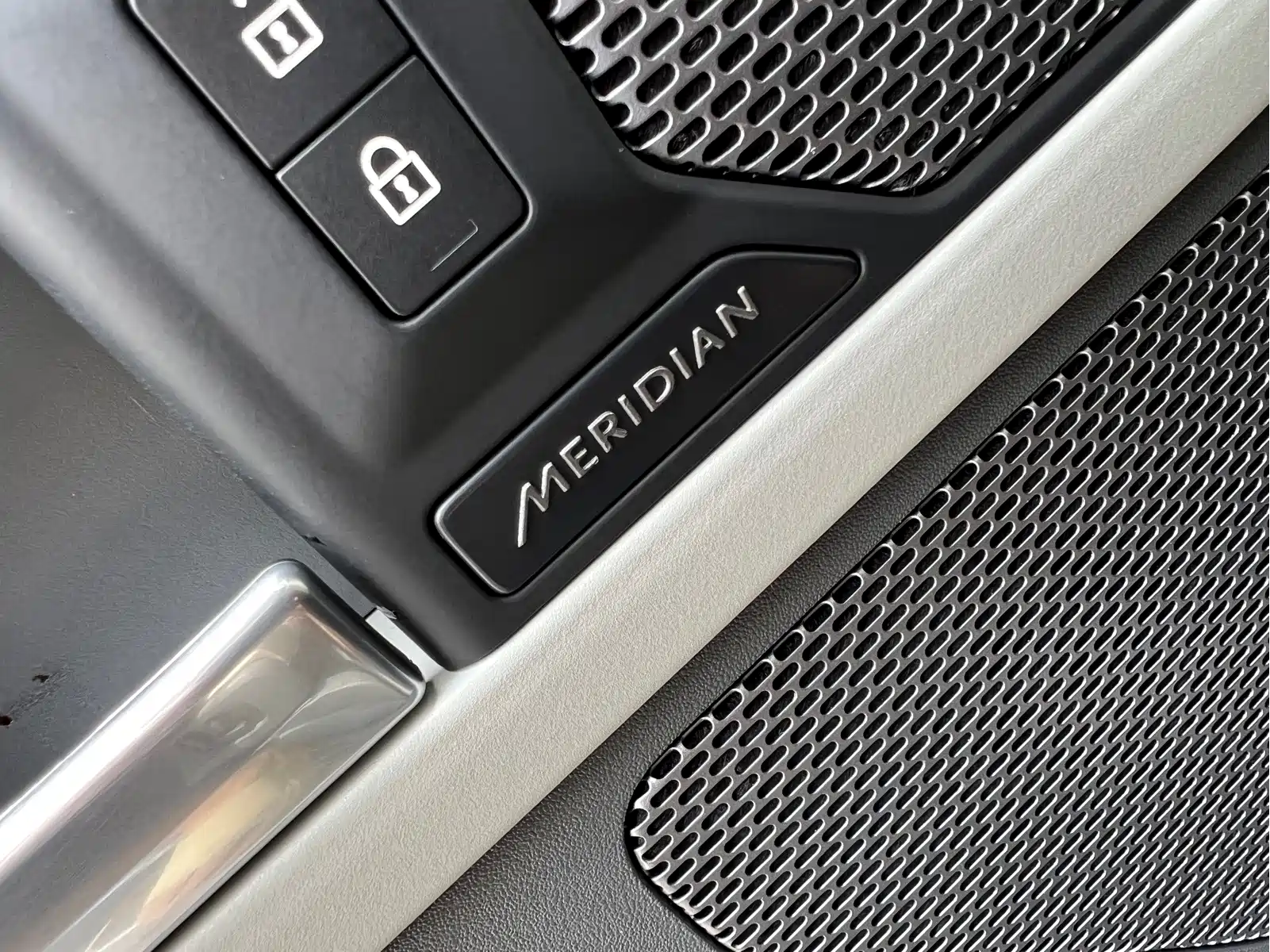 Land Rover Defender 2021 110 P400 Dark Special Edition — фото 10