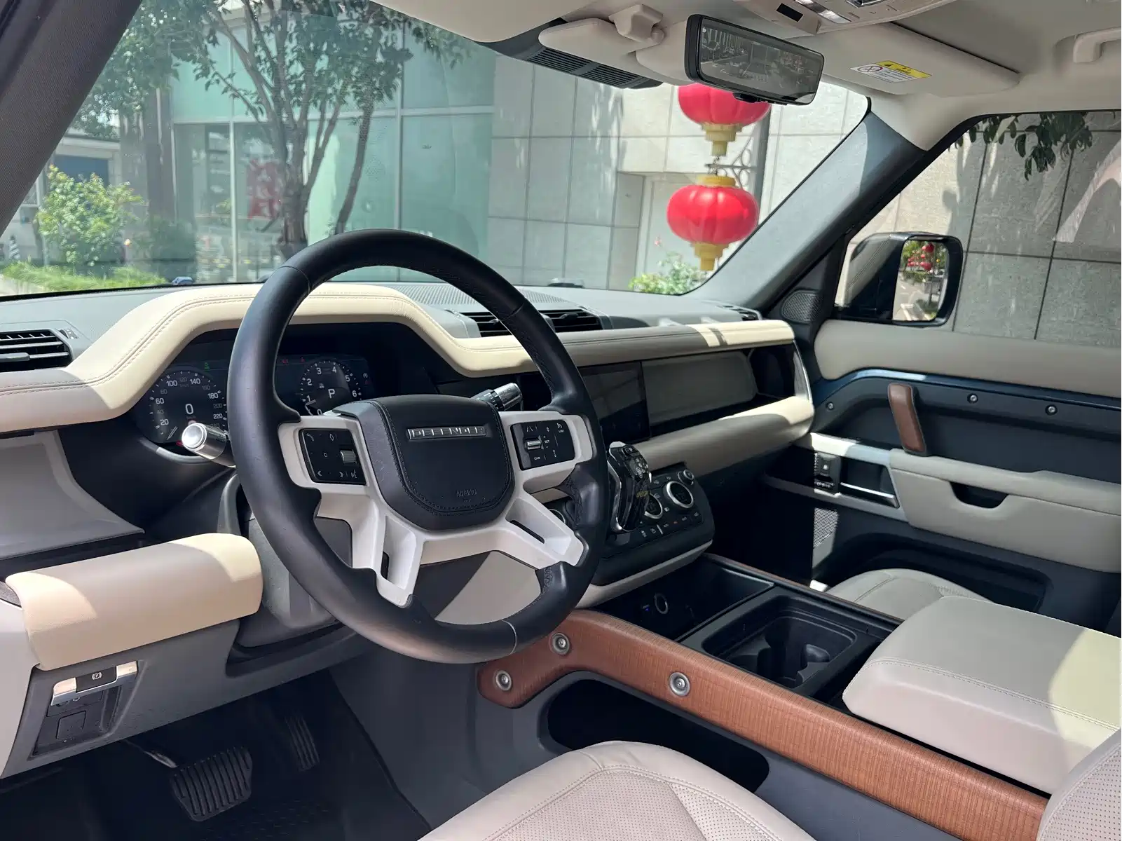 Land Rover Defender 2021 110 P400 Dark Special Edition — фото 12