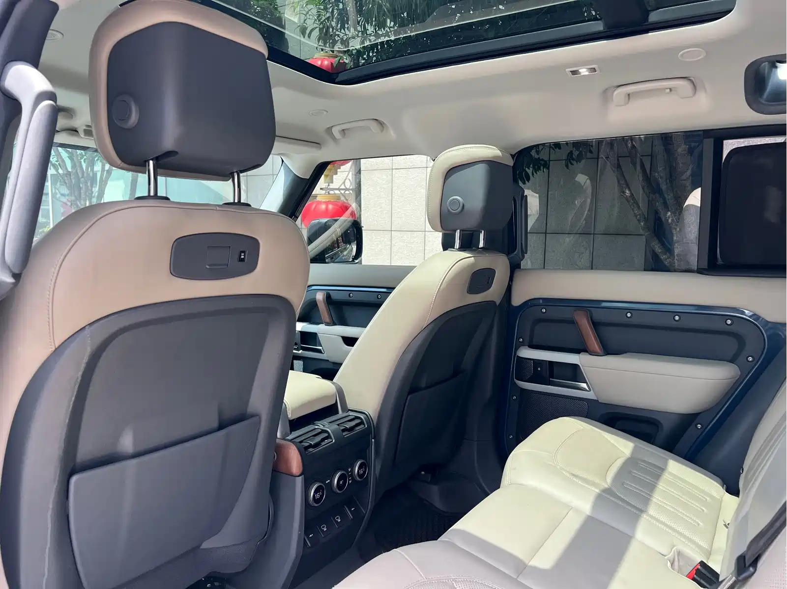 Land Rover Defender 2021 110 P400 Dark Special Edition — фото 13