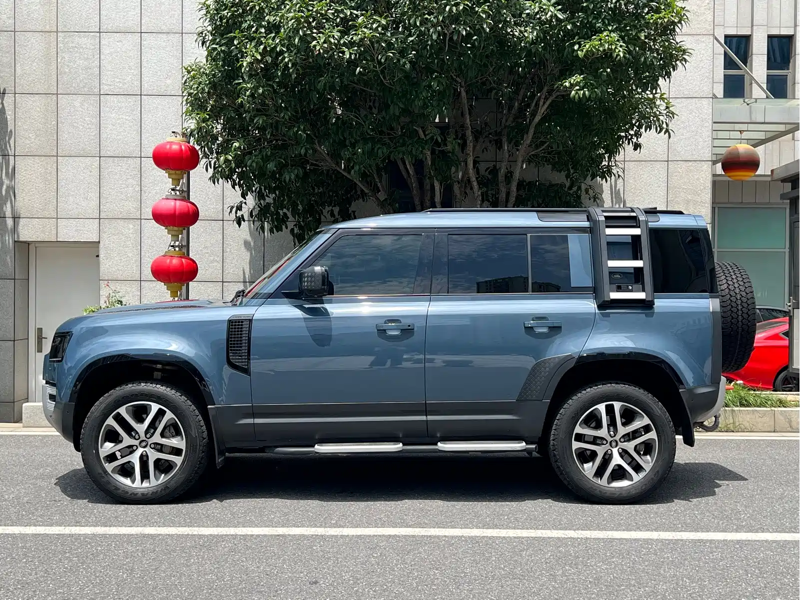 Land Rover Defender 2021 110 P400 Dark Special Edition — фото 16