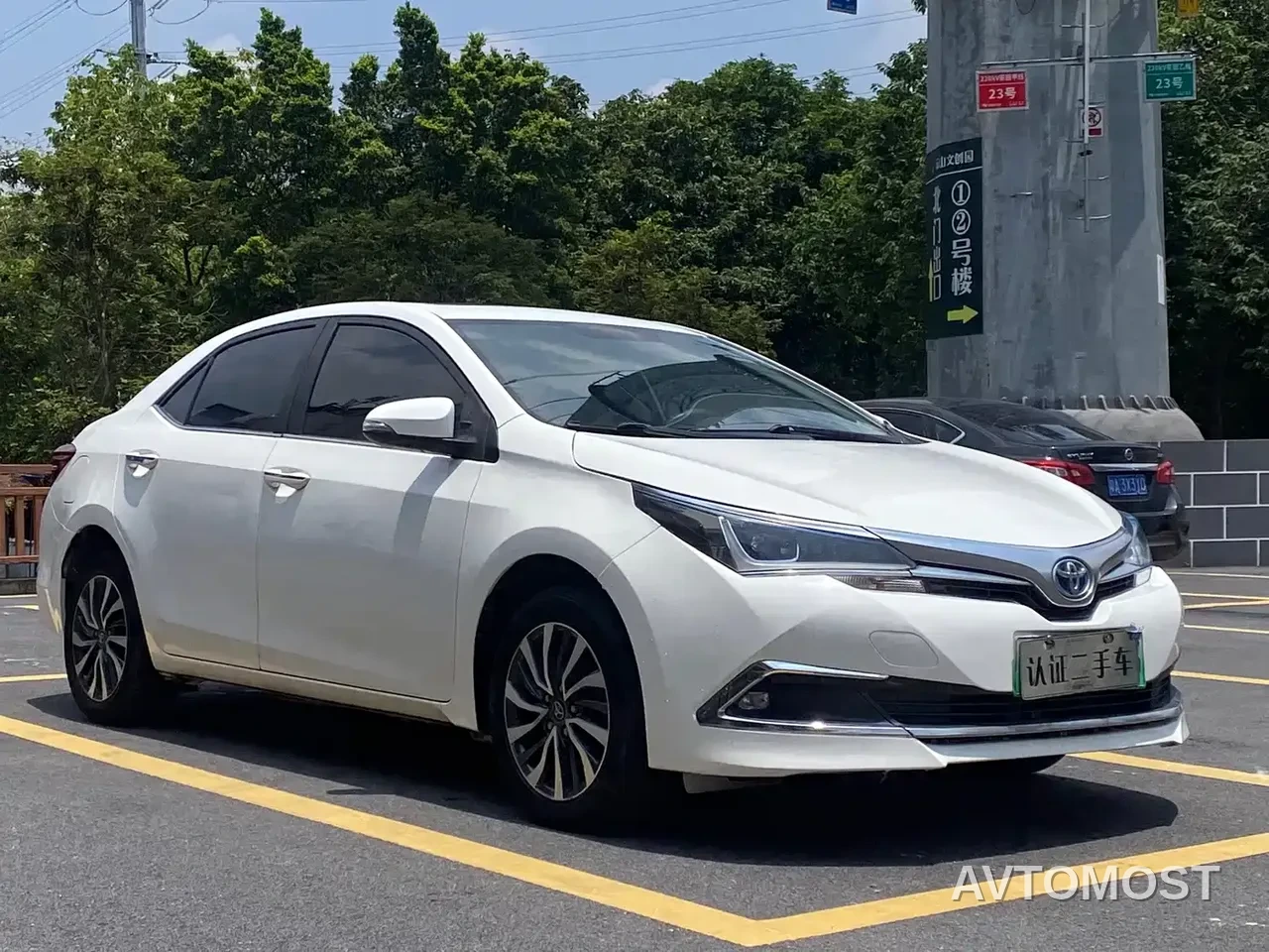 Toyota Corolla Twin Engine E+ 2019 1.8L E-CVT Leading Edition — фото 3