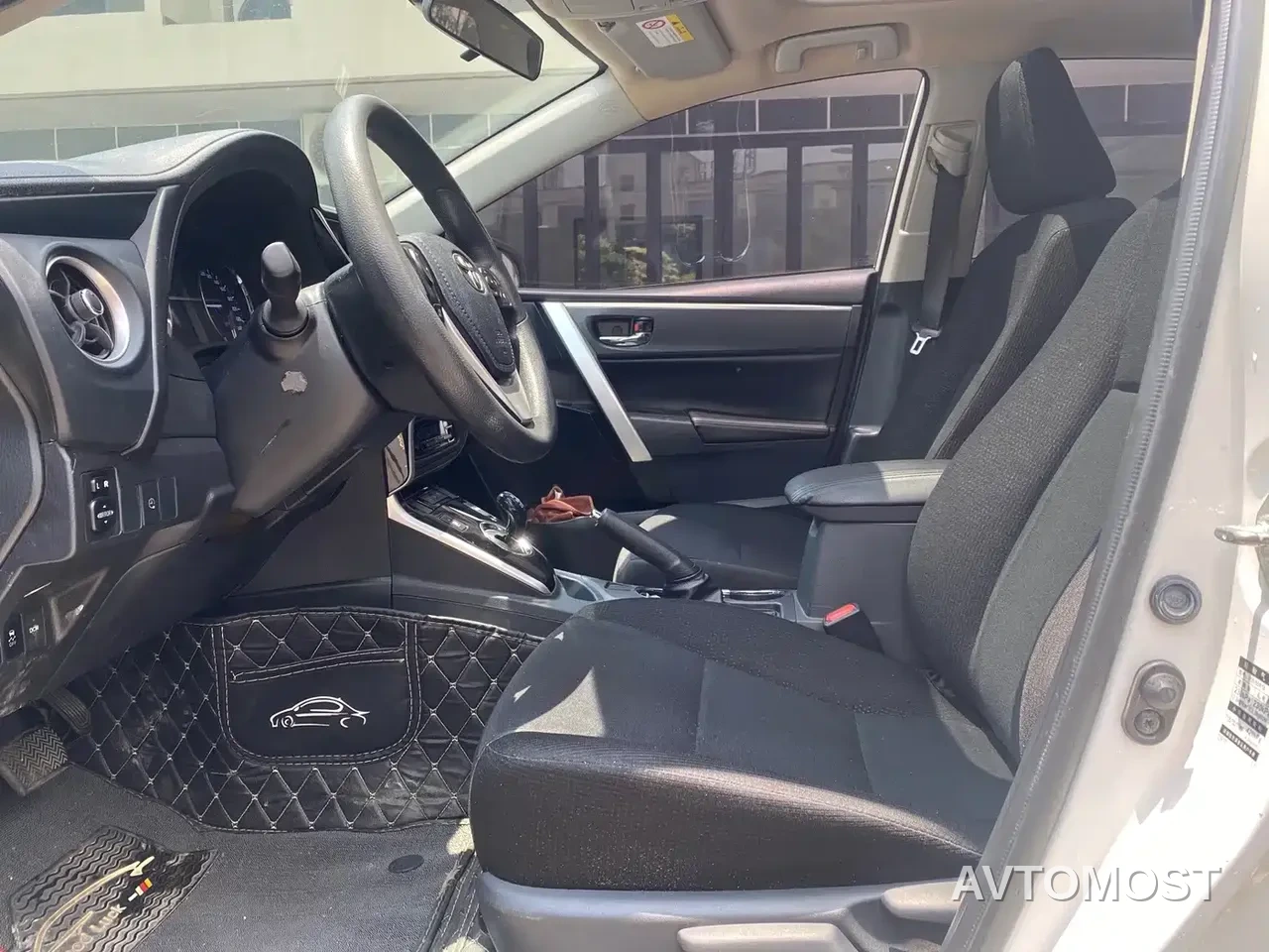 Toyota Corolla Twin Engine E+ 2019 1.8L E-CVT Leading Edition — фото 9