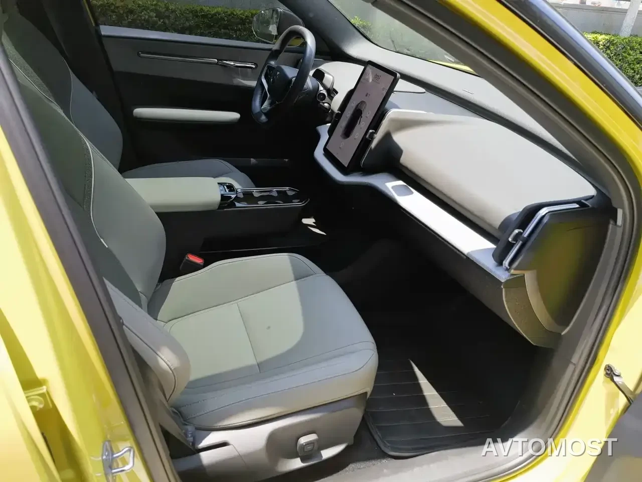 Volvo EX30 2025 RWD Long Range Ultra — фото 15
