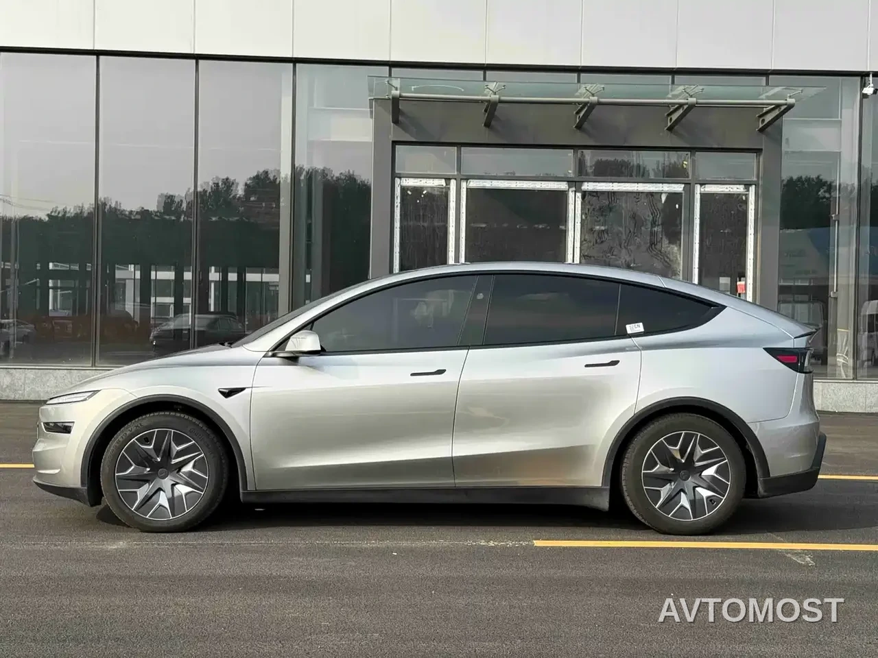 Tesla Model Y L 2025 Facelift Long Range AWD — фото 4