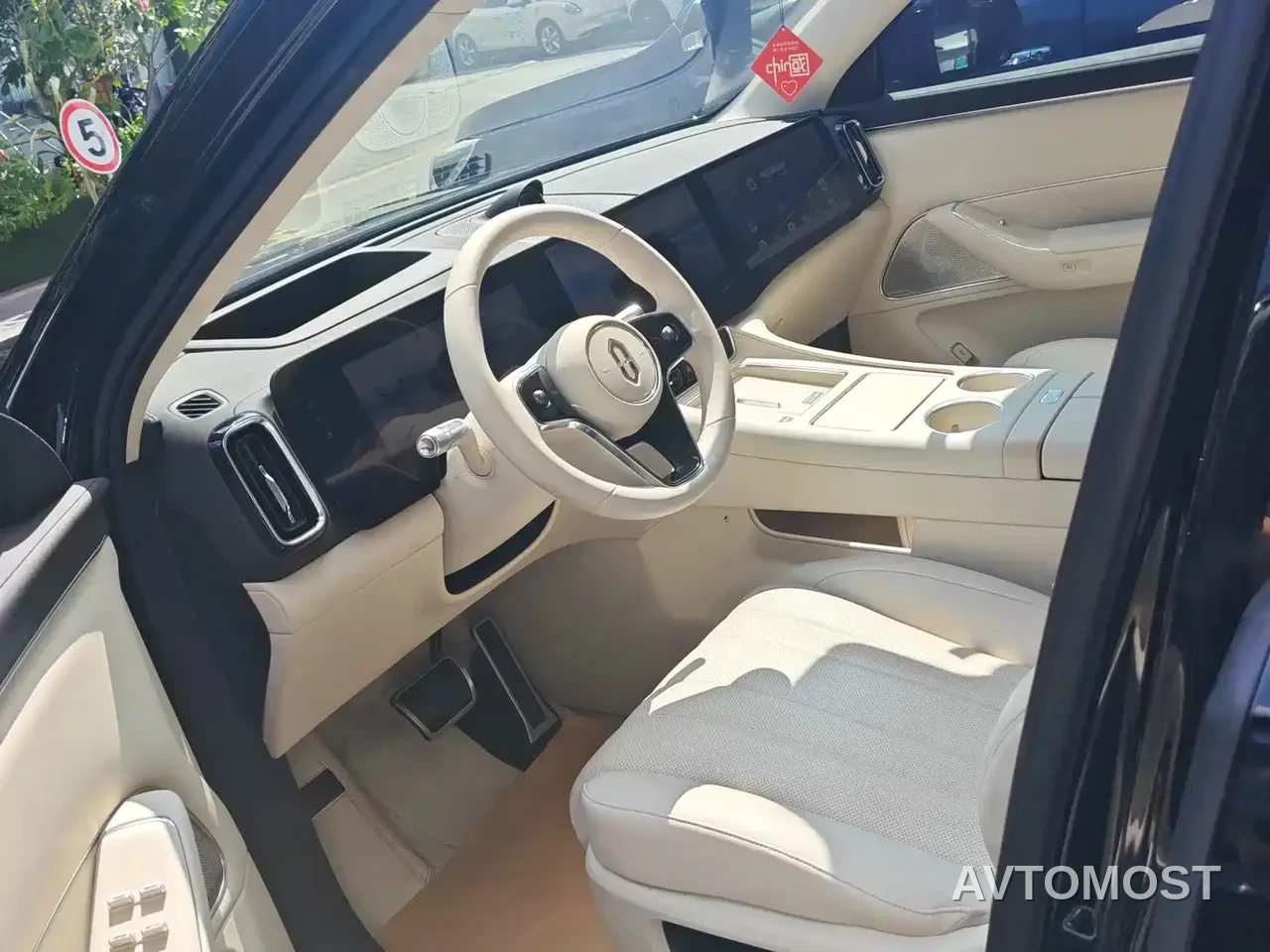 AITO M8 2025 Model Extended Range Max+ Edition 53.4kWh 6-Seater — фото 4
