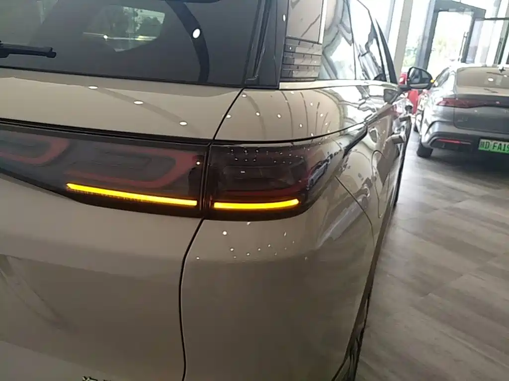 BYD Hai Shi 07 DM-i 2025 150 Pilot+ Edition — фото 8