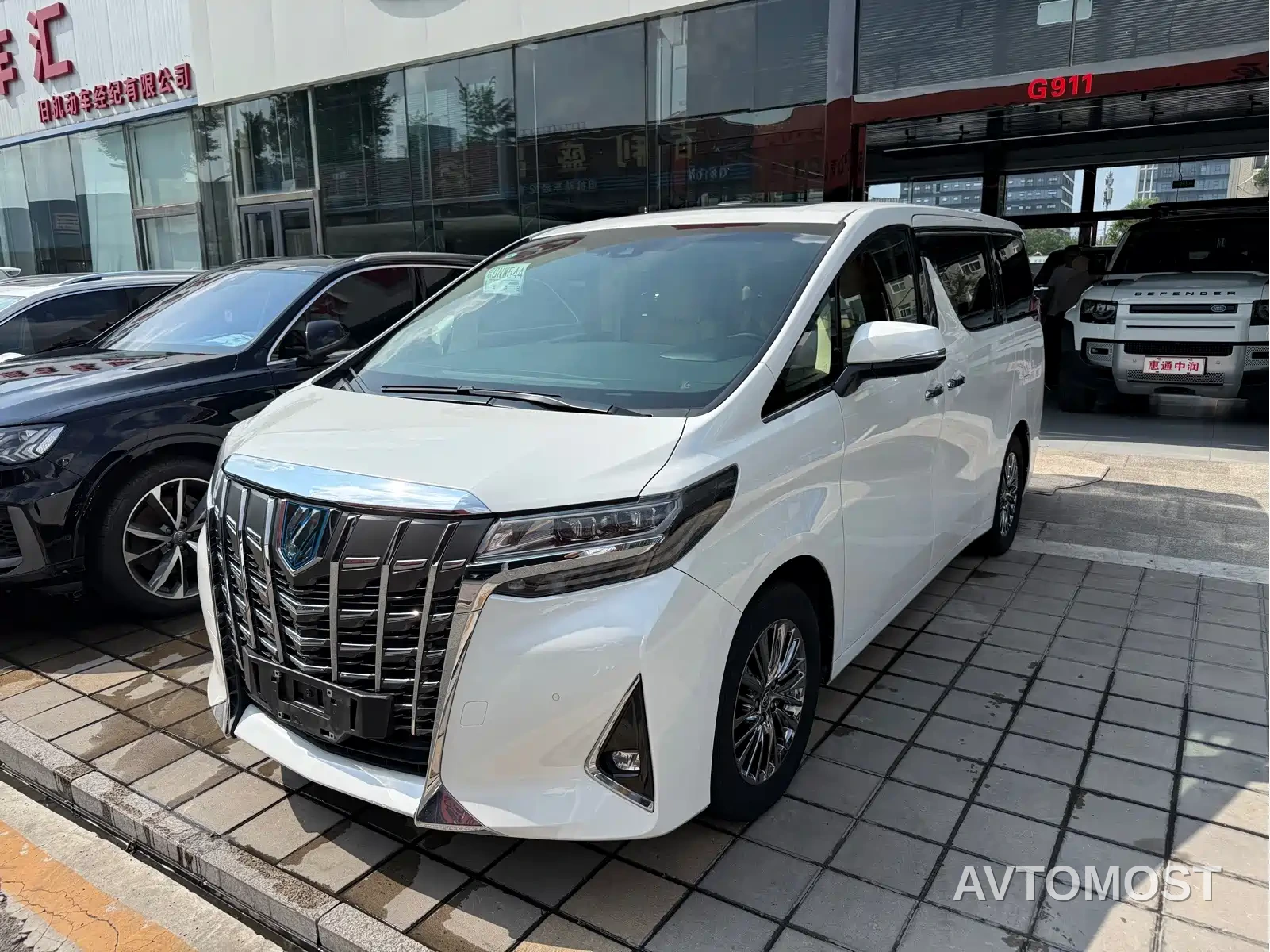 Toyota Alphard 2021 Hybrid 2.5L Luxury — фото 1