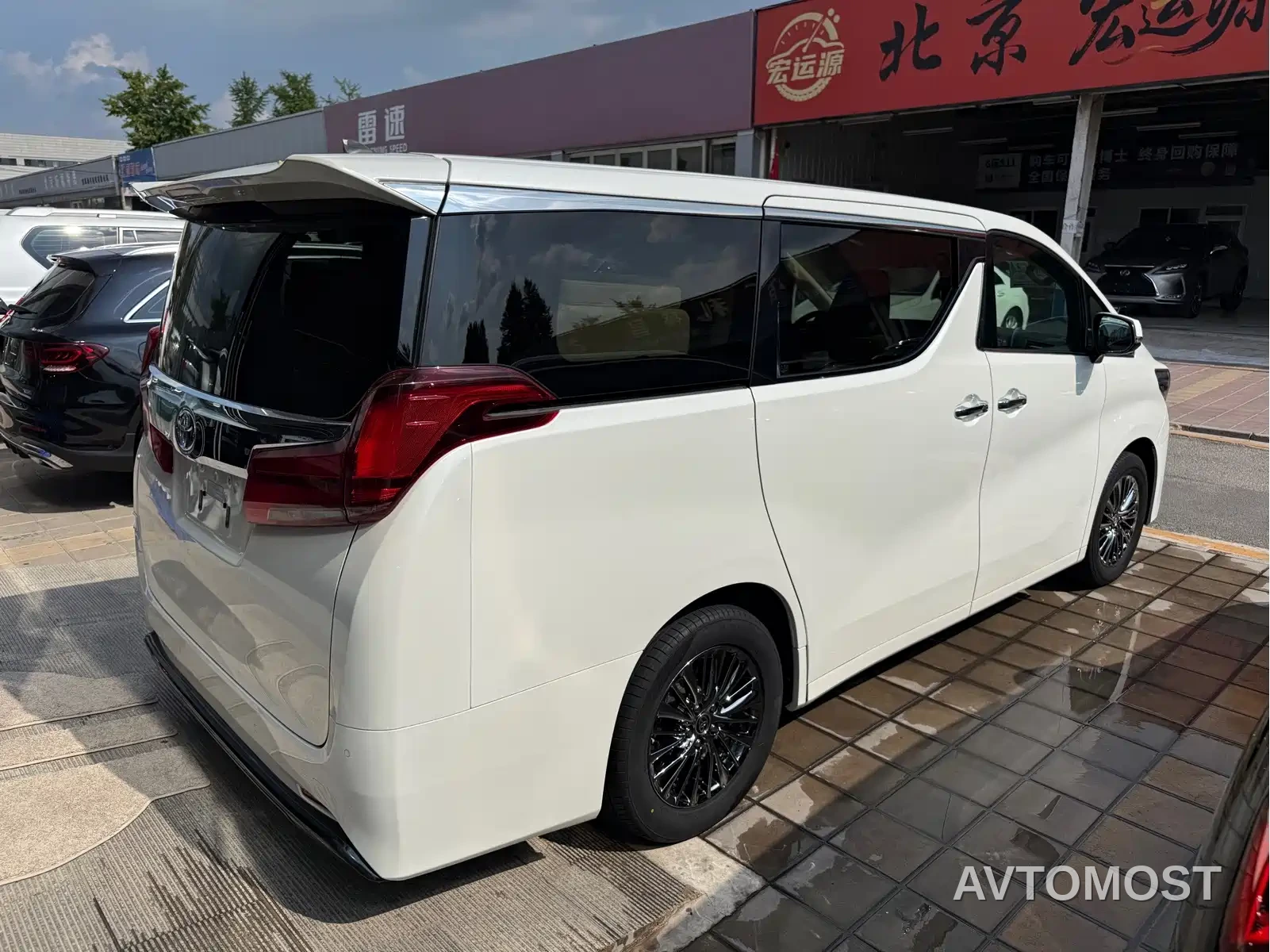 Toyota Alphard 2021 Hybrid 2.5L Luxury — фото 3