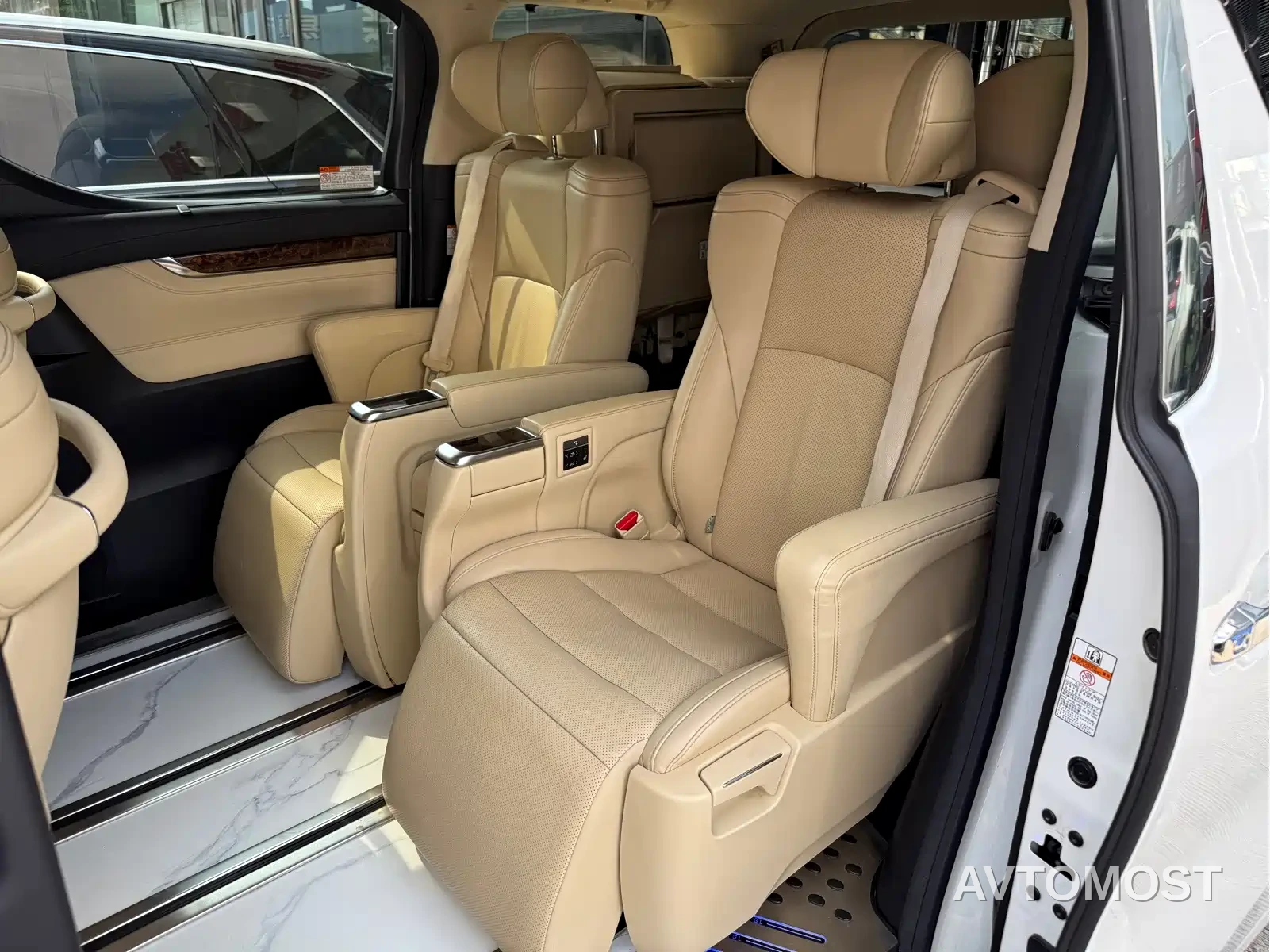 Toyota Alphard 2021 Hybrid 2.5L Luxury — фото 12
