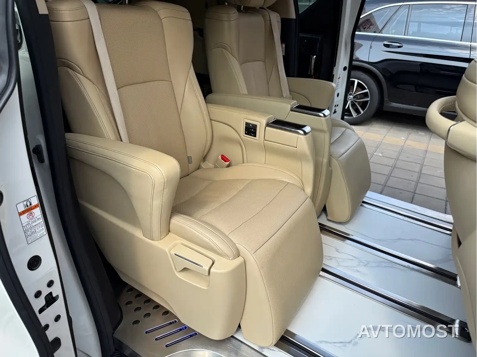 Toyota Alphard 2021 Hybrid 2.5L Luxury — фото 15