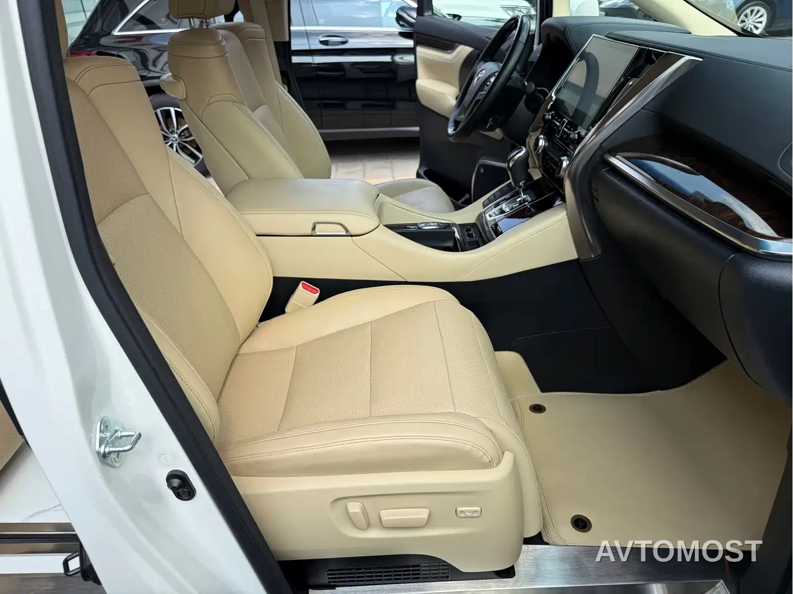 Toyota Alphard 2021 Hybrid 2.5L Luxury — фото 16