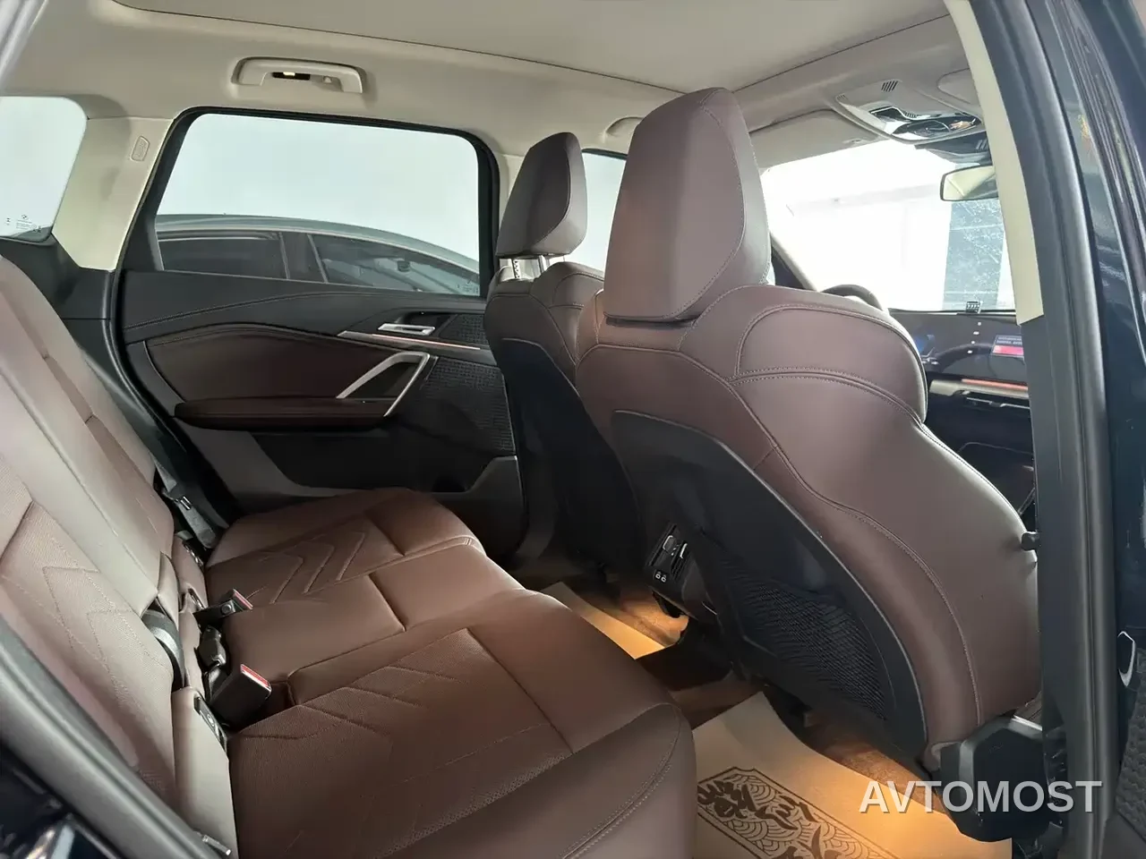 BMW iX1 2023 eDrive25L M Sport Package — фото 7