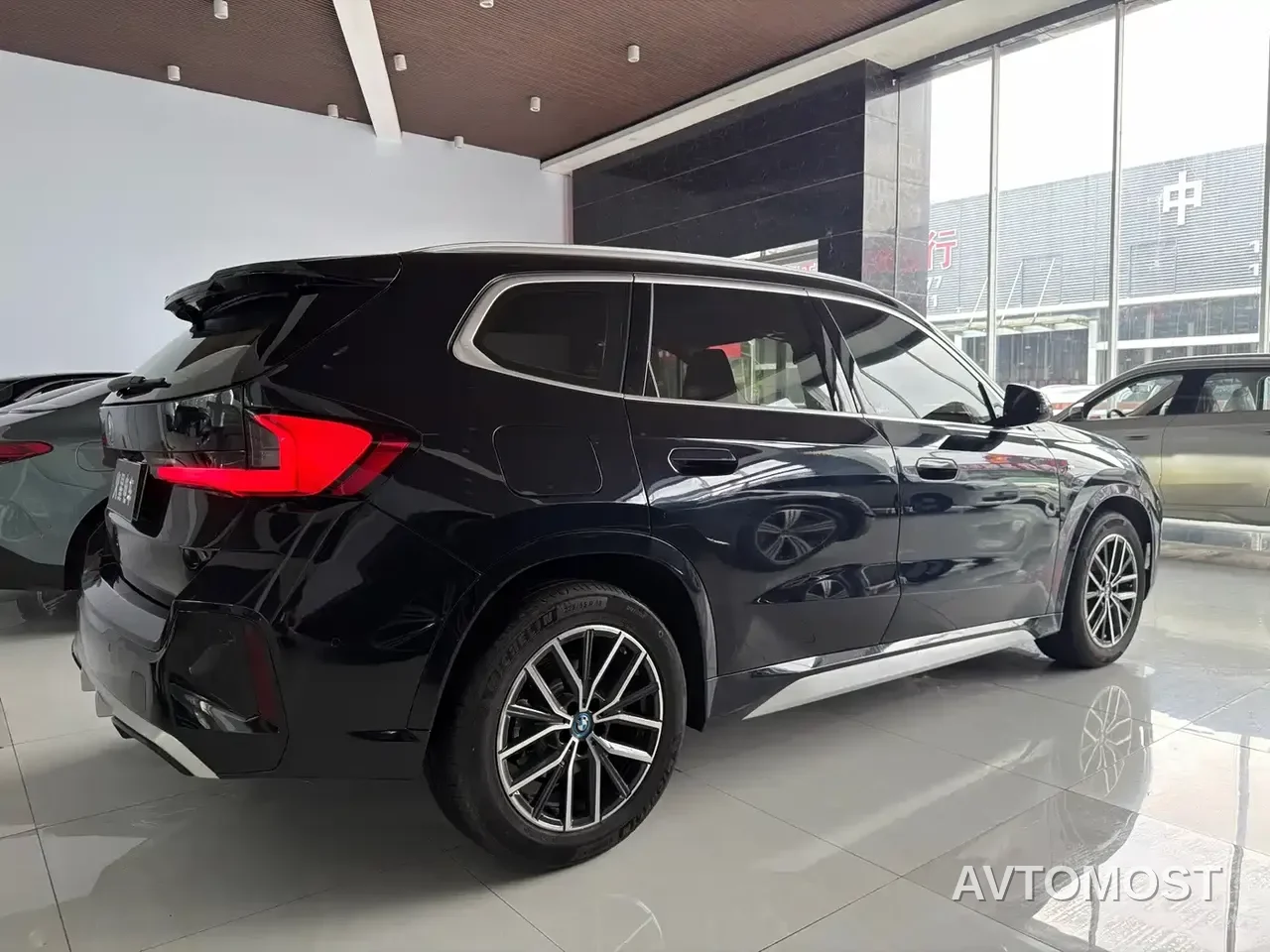BMW iX1 2023 eDrive25L M Sport Package — фото 12