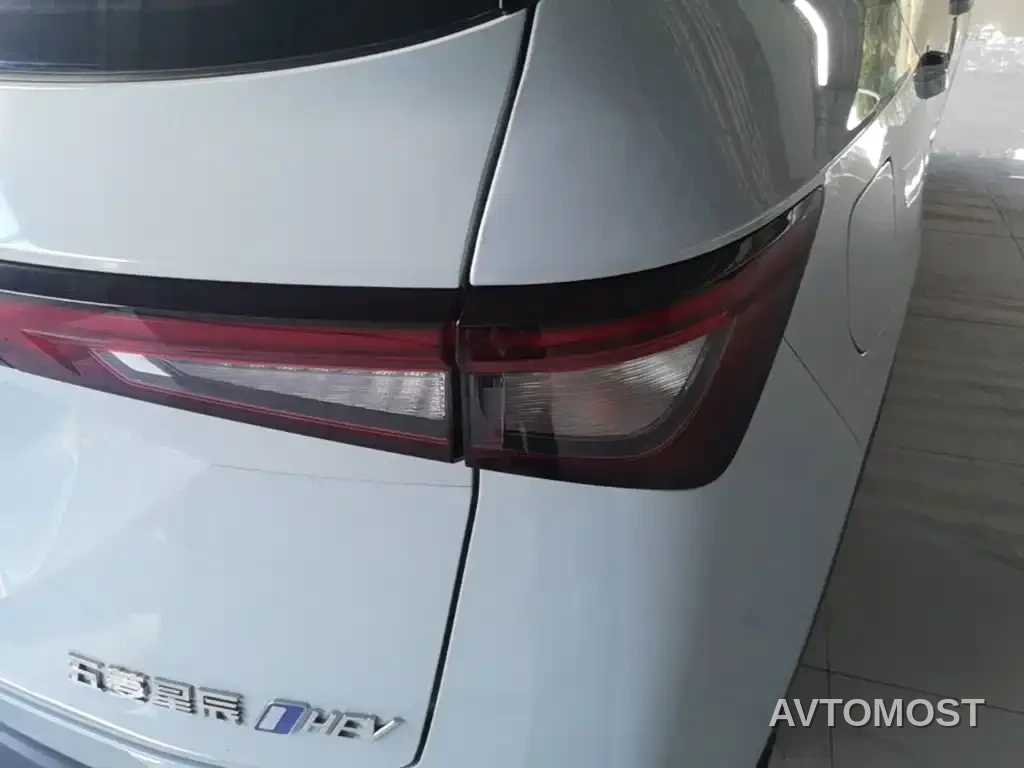 Wuling Xingchen 2022 2.0L DHT Electric Power Edition — фото 6