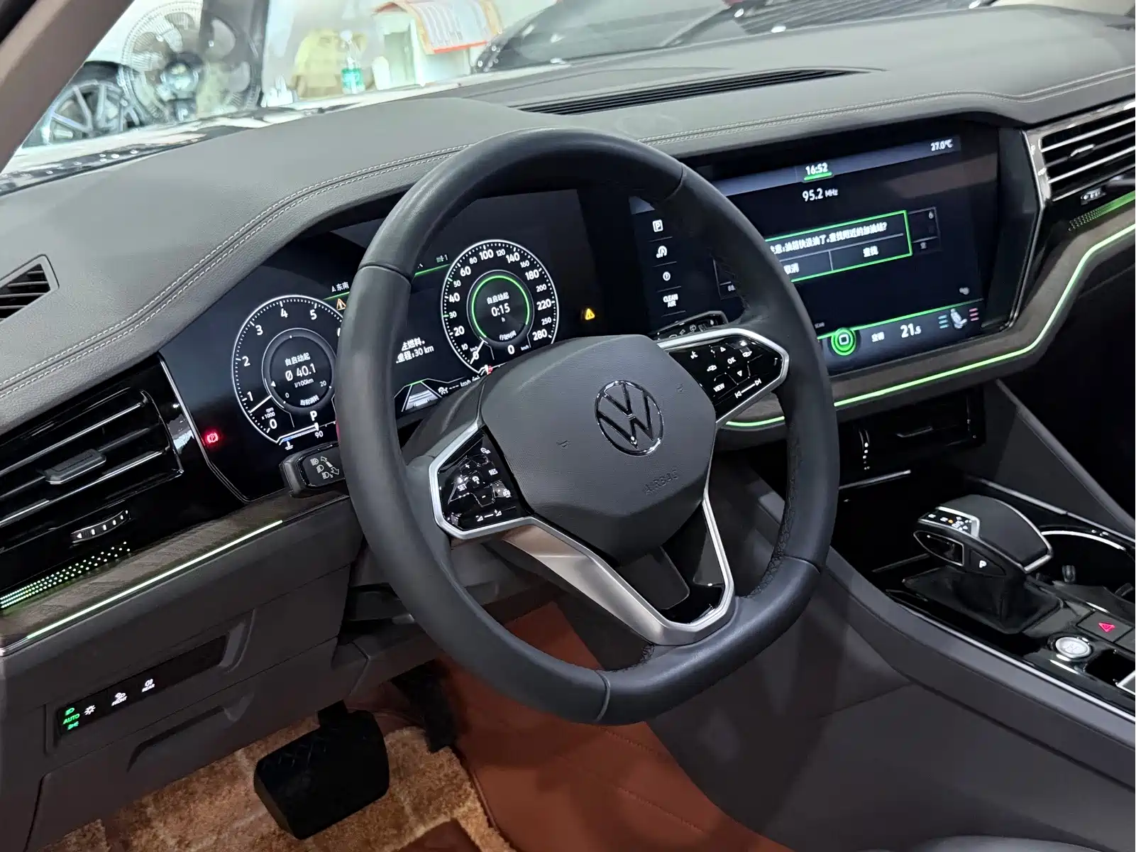 Volkswagen Touareg 2023 3.0TSI R-Line Black Sports Package — фото 5