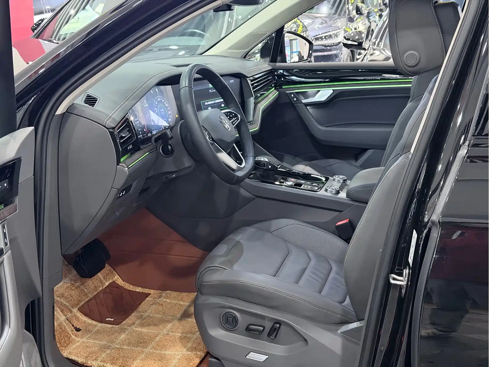 Volkswagen Touareg 2023 3.0TSI R-Line Black Sports Package — фото 6