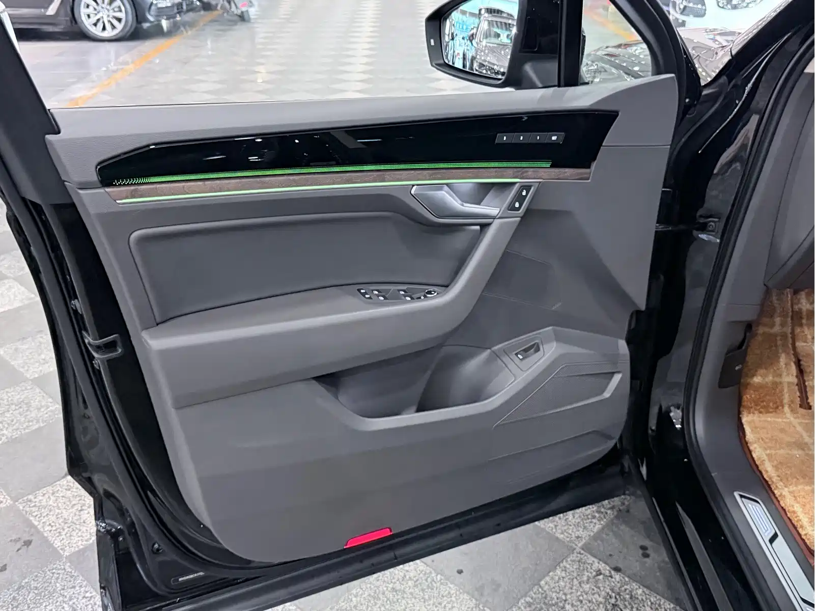 Volkswagen Touareg 2023 3.0TSI R-Line Black Sports Package — фото 10
