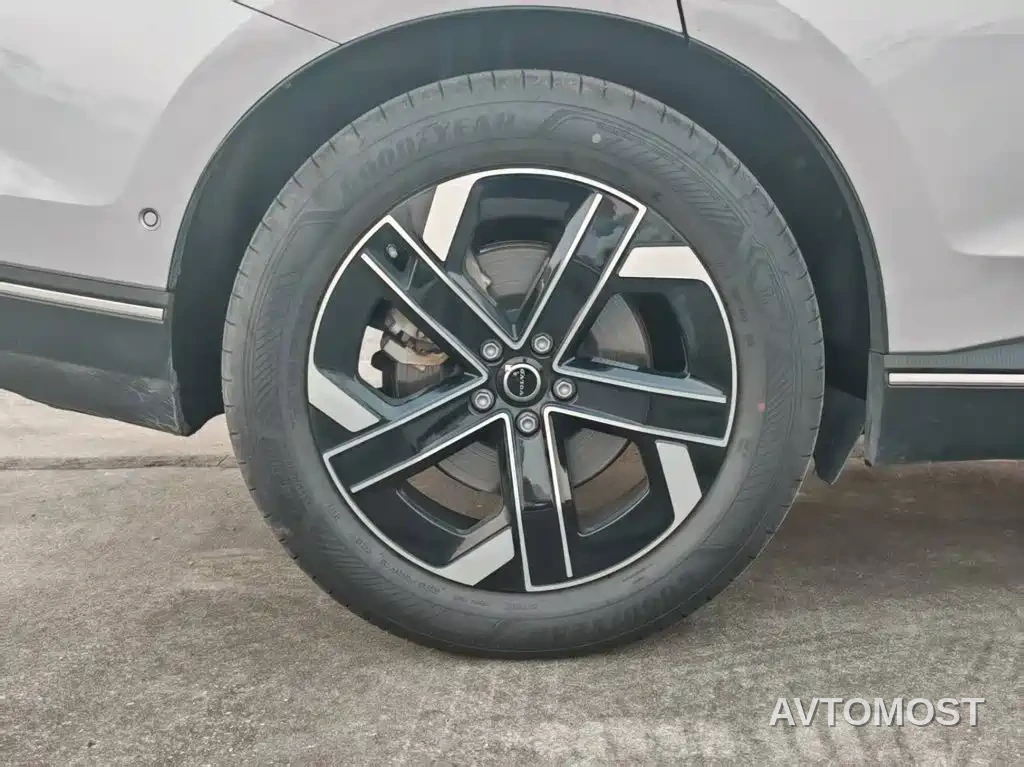 Volvo XC70 Plug-in Hybrid 2025 Standard — фото 6