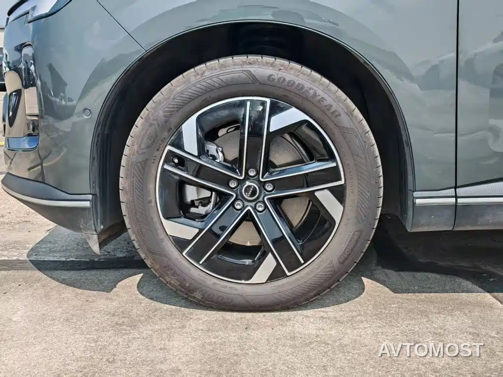 Volvo XC70 Plug-in Hybrid 2025 Standard — фото 6