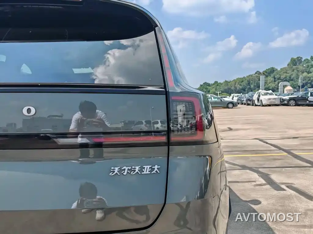 Volvo XC70 Plug-in Hybrid 2025 Standard — фото 9