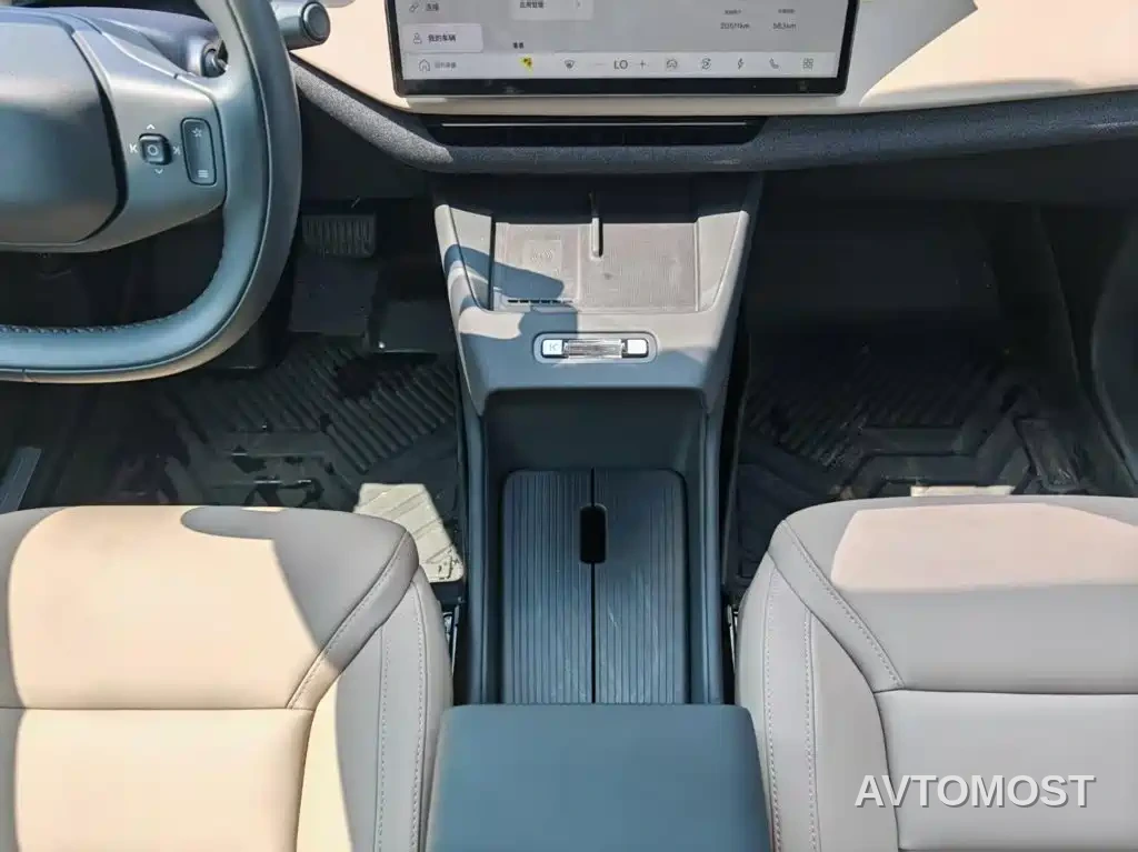Volvo XC70 Plug-in Hybrid 2025 Standard — фото 23