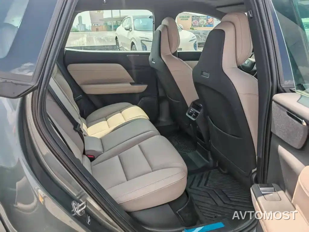 Volvo XC70 Plug-in Hybrid 2025 Standard — фото 24