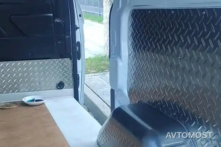 Ford Transit 2023 Model 2.0T Diesel Manual Panel Van Short Wheelbase Low Roof 2/3-Seater — фото 3