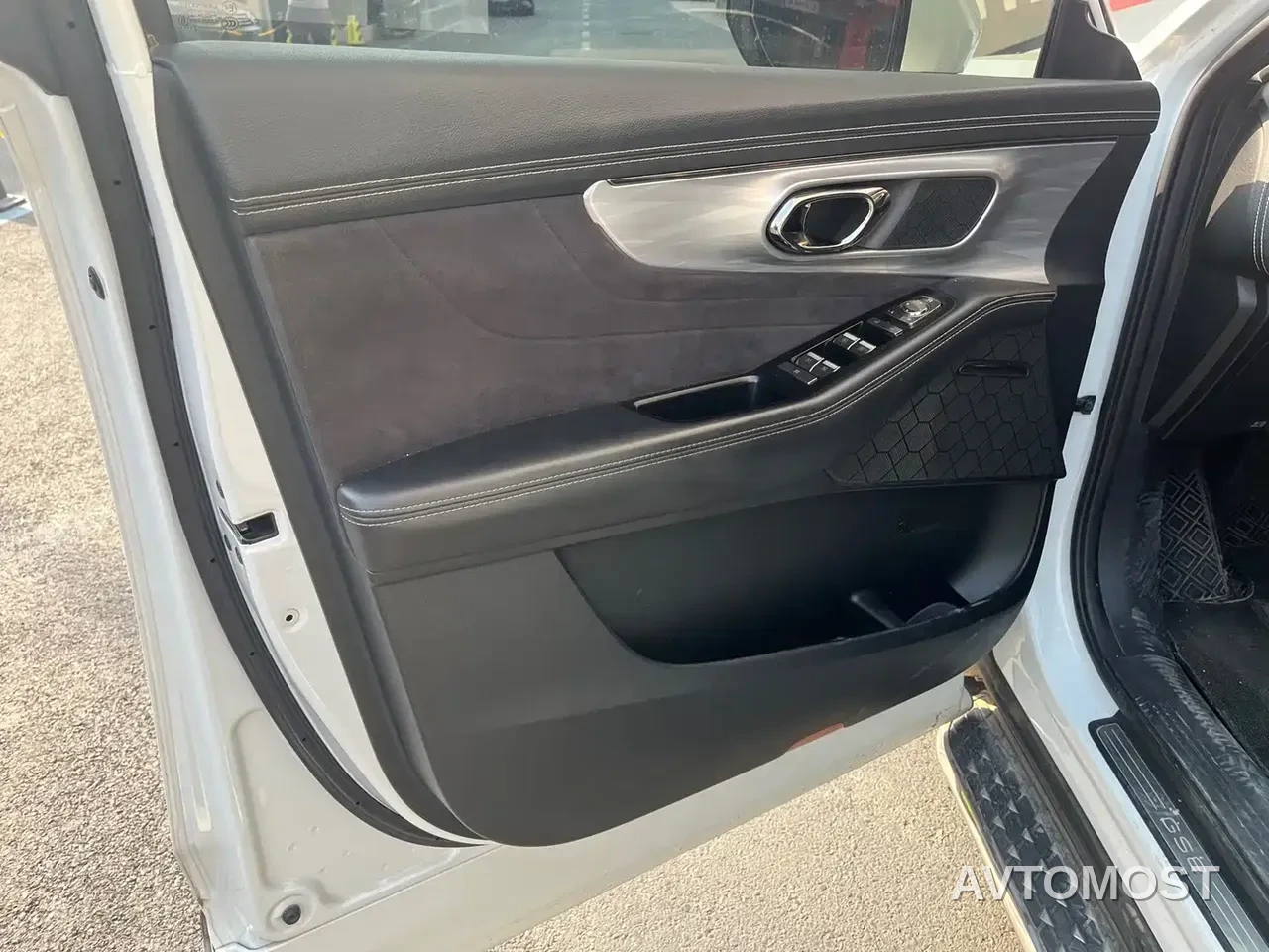 GAC Trumpchi GS8 2022 Dual Engine Series 2.0TM 2WD Premium Edition (7-Seater) — фото 7