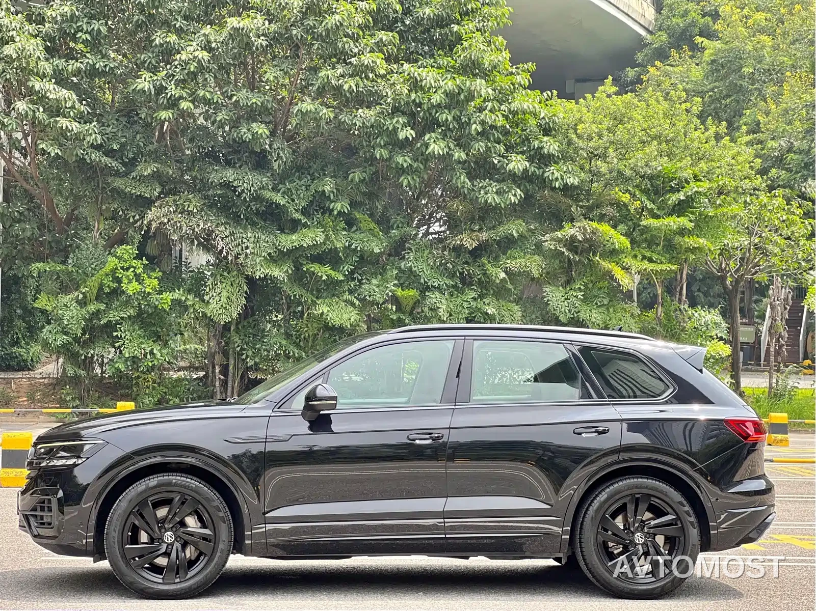 Volkswagen Touareg 2021 3.0TSI Sharp Edition with Gloss Black Sports Package — фото 2