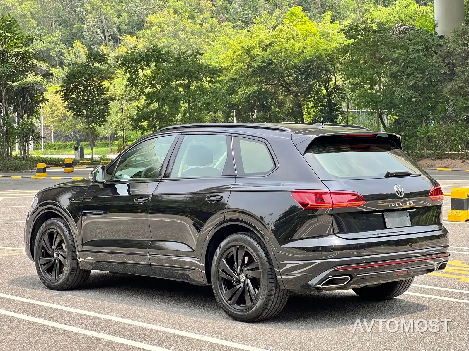 Volkswagen Touareg 2021 3.0TSI Sharp Edition with Gloss Black Sports Package — фото 3