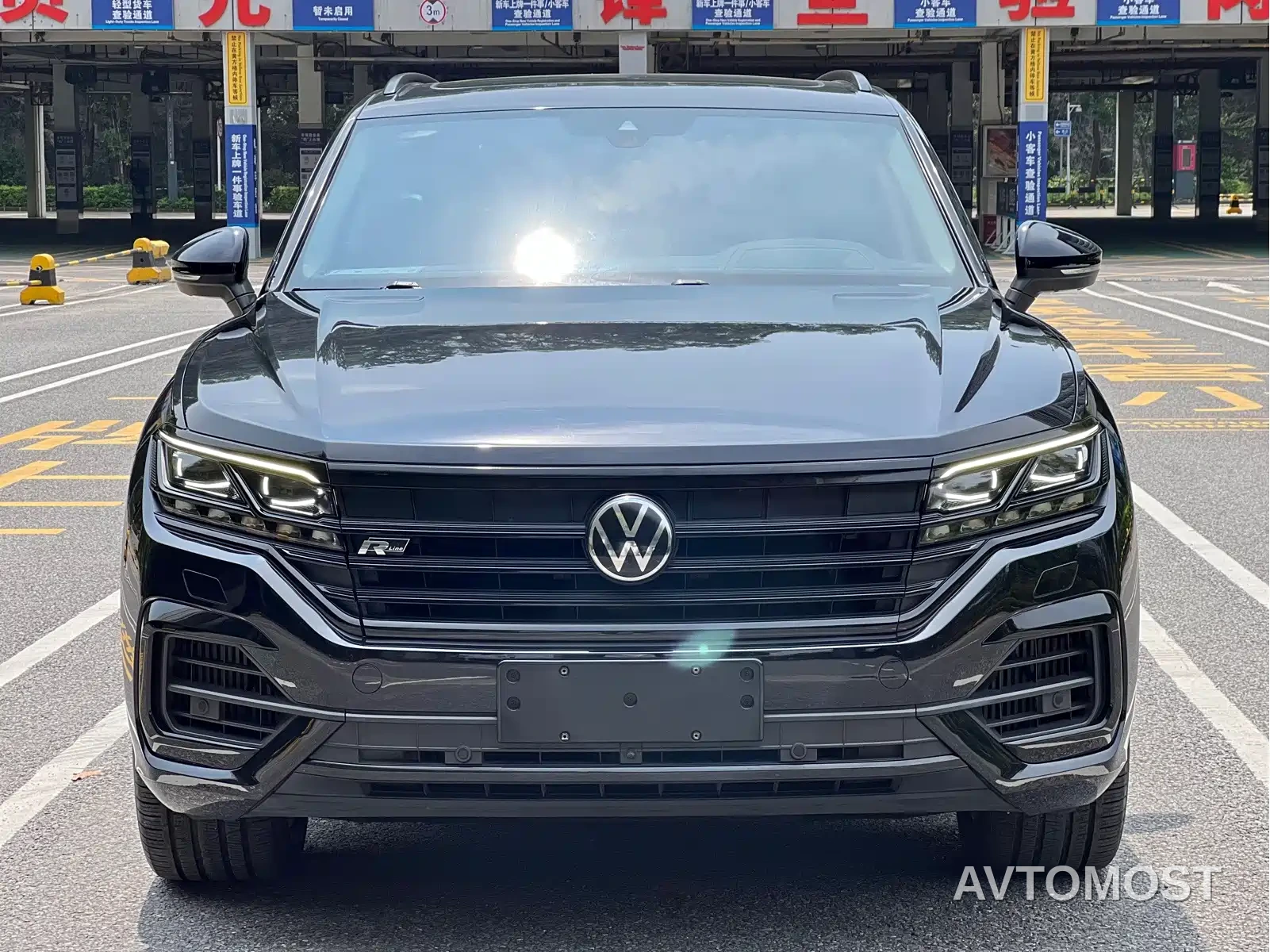 Volkswagen Touareg 2021 3.0TSI Sharp Edition with Gloss Black Sports Package — фото 4