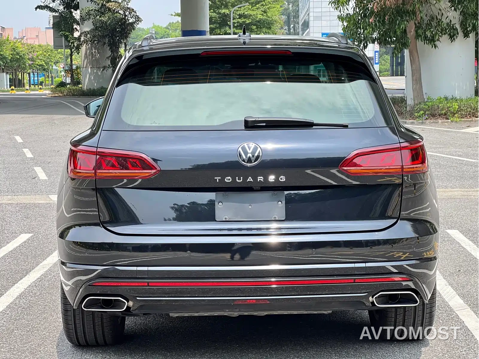 Volkswagen Touareg 2021 3.0TSI Sharp Edition with Gloss Black Sports Package — фото 5