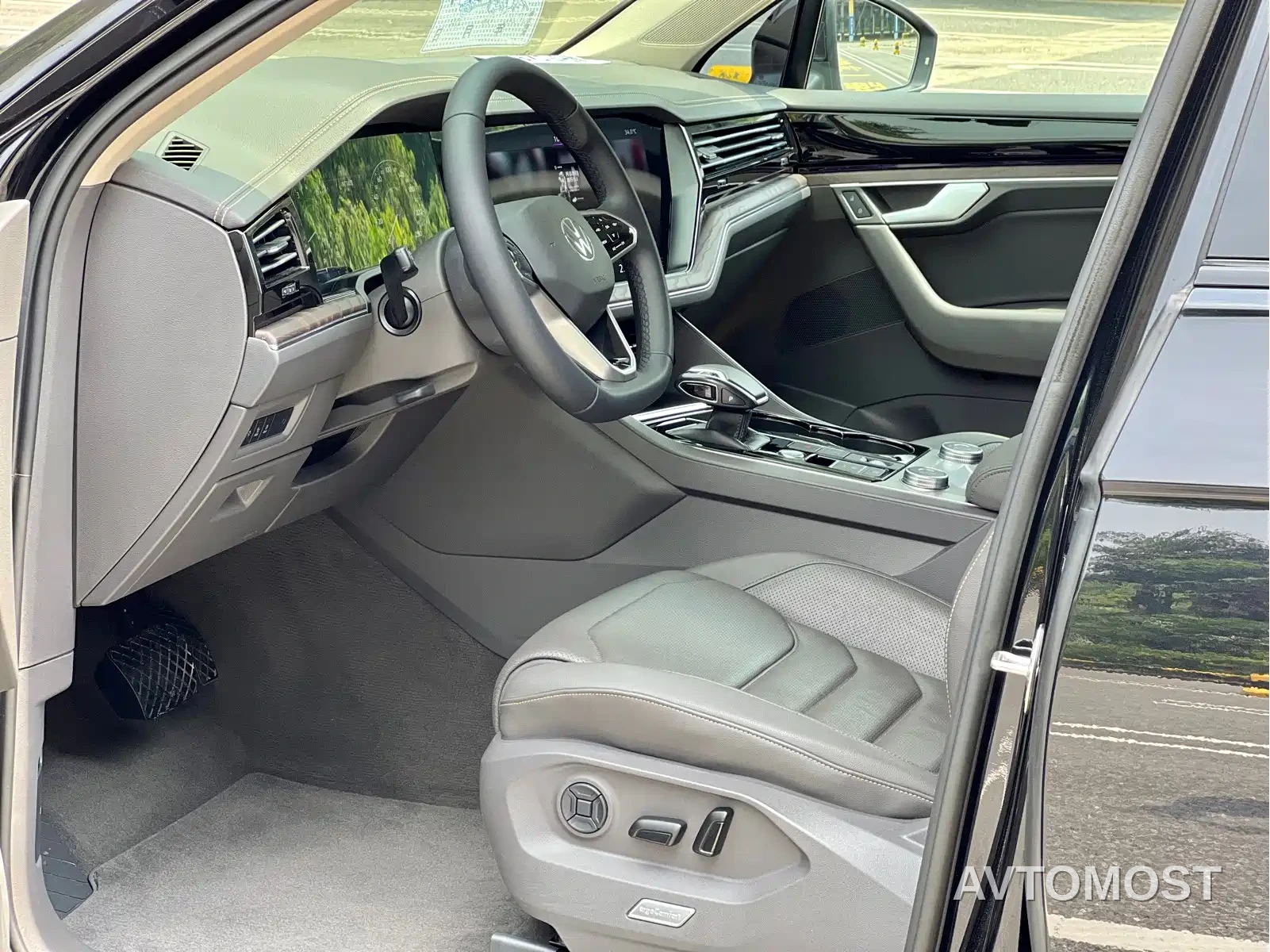 Volkswagen Touareg 2021 3.0TSI Sharp Edition with Gloss Black Sports Package — фото 6