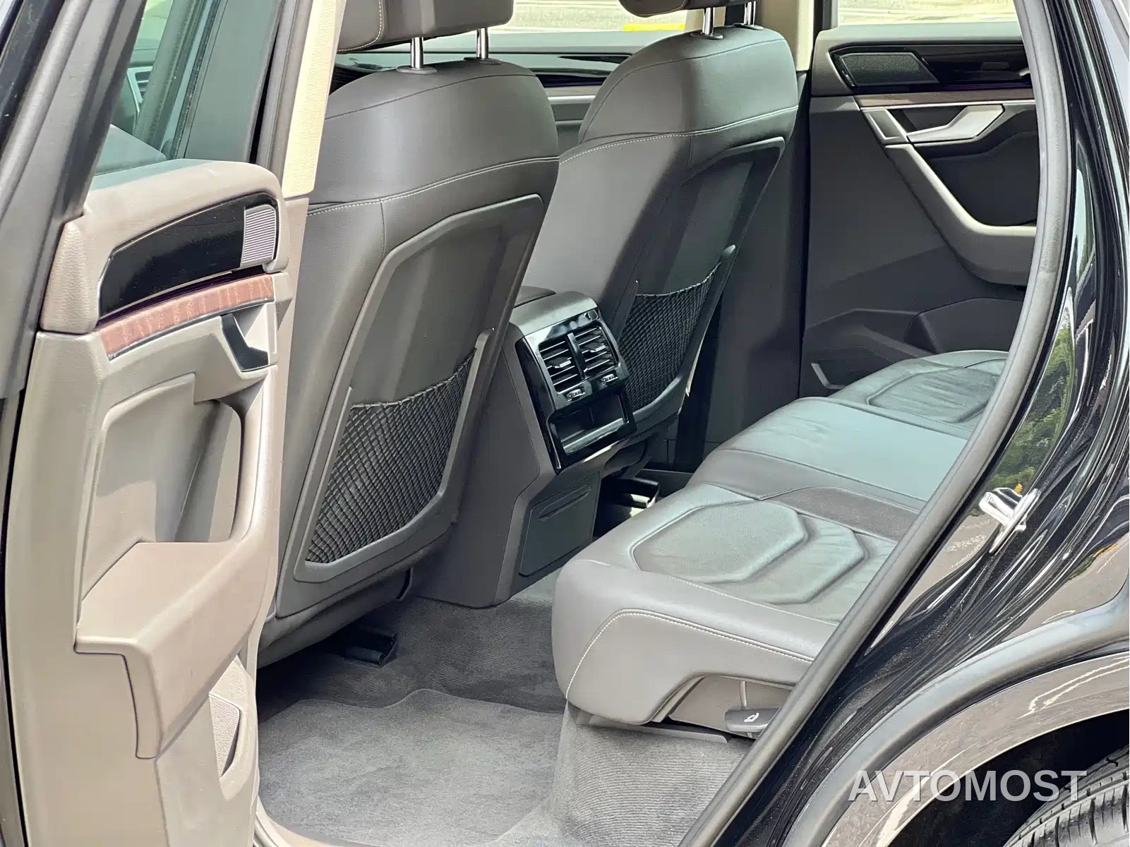 Volkswagen Touareg 2021 3.0TSI Sharp Edition with Gloss Black Sports Package — фото 7