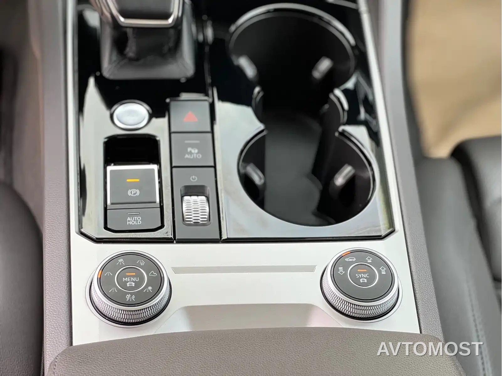 Volkswagen Touareg 2021 3.0TSI Sharp Edition with Gloss Black Sports Package — фото 10