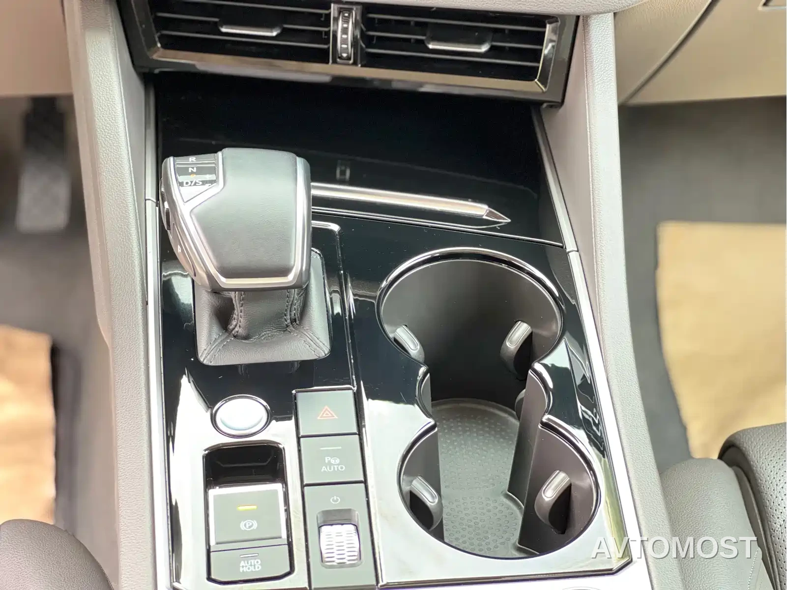 Volkswagen Touareg 2021 3.0TSI Sharp Edition with Gloss Black Sports Package — фото 11