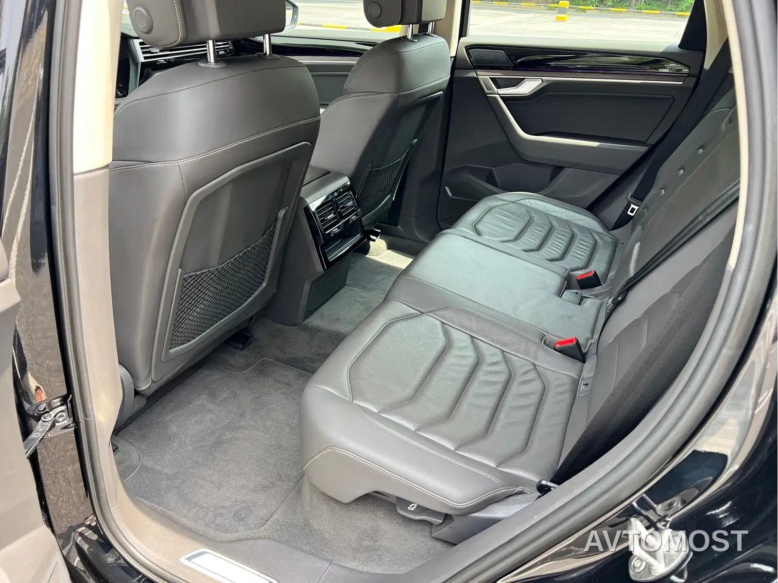 Volkswagen Touareg 2021 3.0TSI Sharp Edition with Gloss Black Sports Package — фото 14