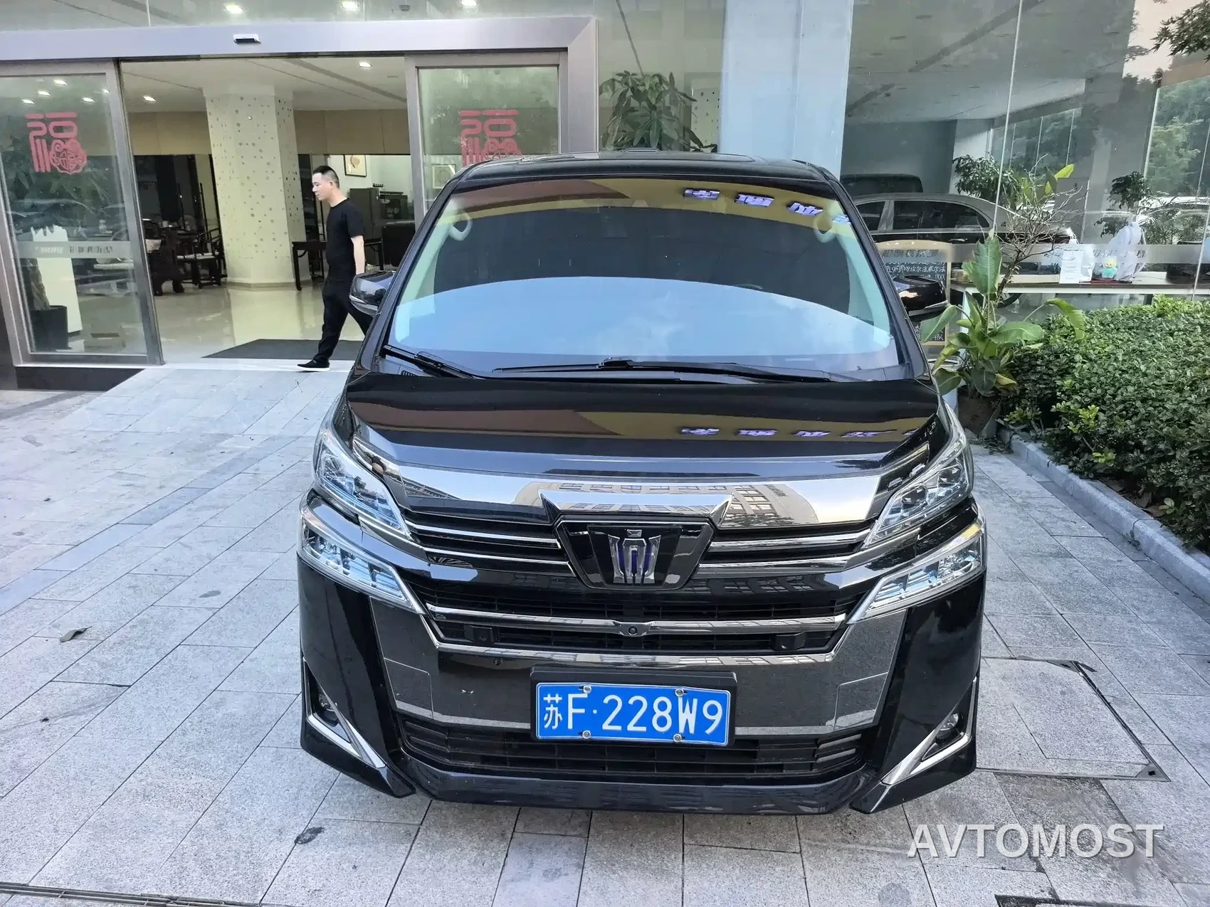 Toyota Vellfire 2021 Crown Hybrid 2.5L HV Luxury Edition — фото 1