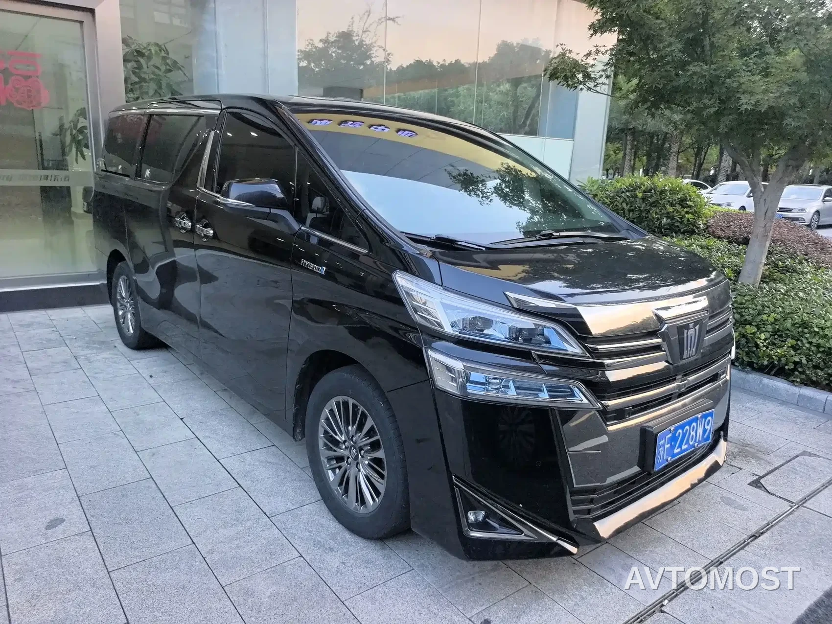 Toyota Vellfire 2021 Crown Hybrid 2.5L HV Luxury Edition — фото 2