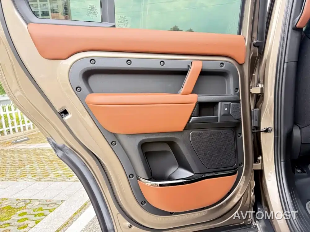 Land Rover Defender 2025 110 OCTA Edition One — фото 14