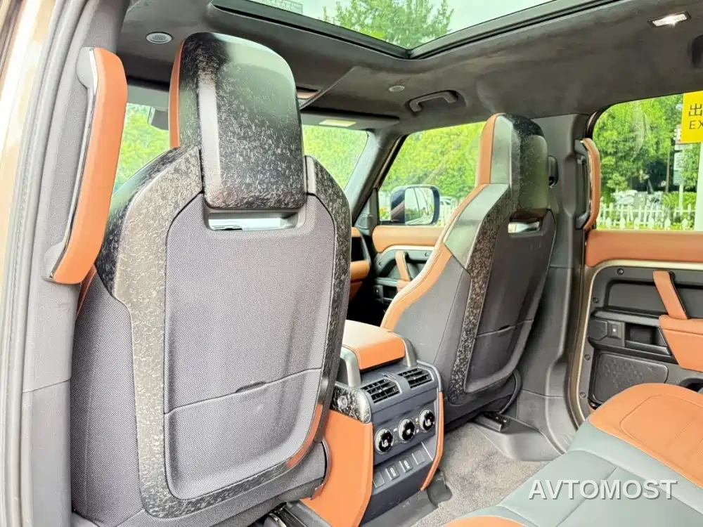 Land Rover Defender 2025 110 OCTA Edition One — фото 16