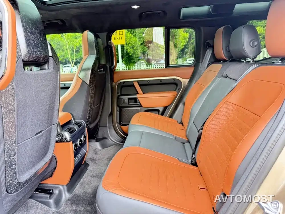 Land Rover Defender 2025 110 OCTA Edition One — фото 17