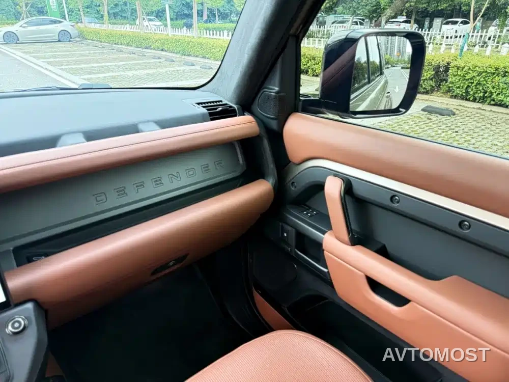 Land Rover Defender 2025 110 OCTA Edition One — фото 19