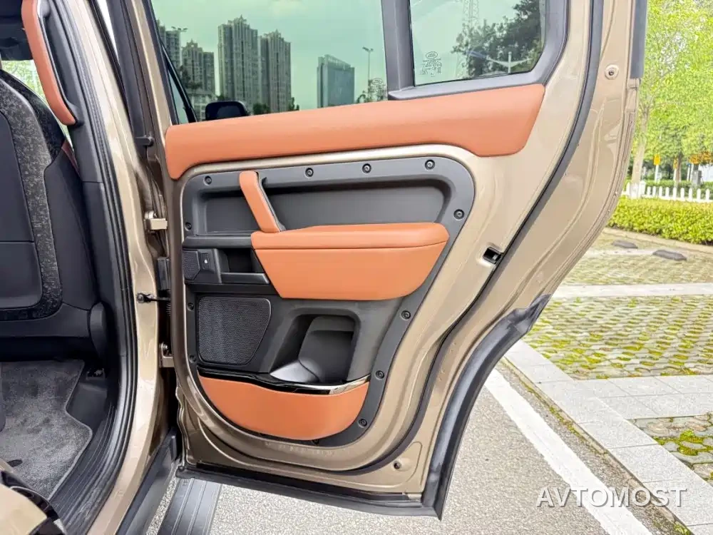 Land Rover Defender 2025 110 OCTA Edition One — фото 20